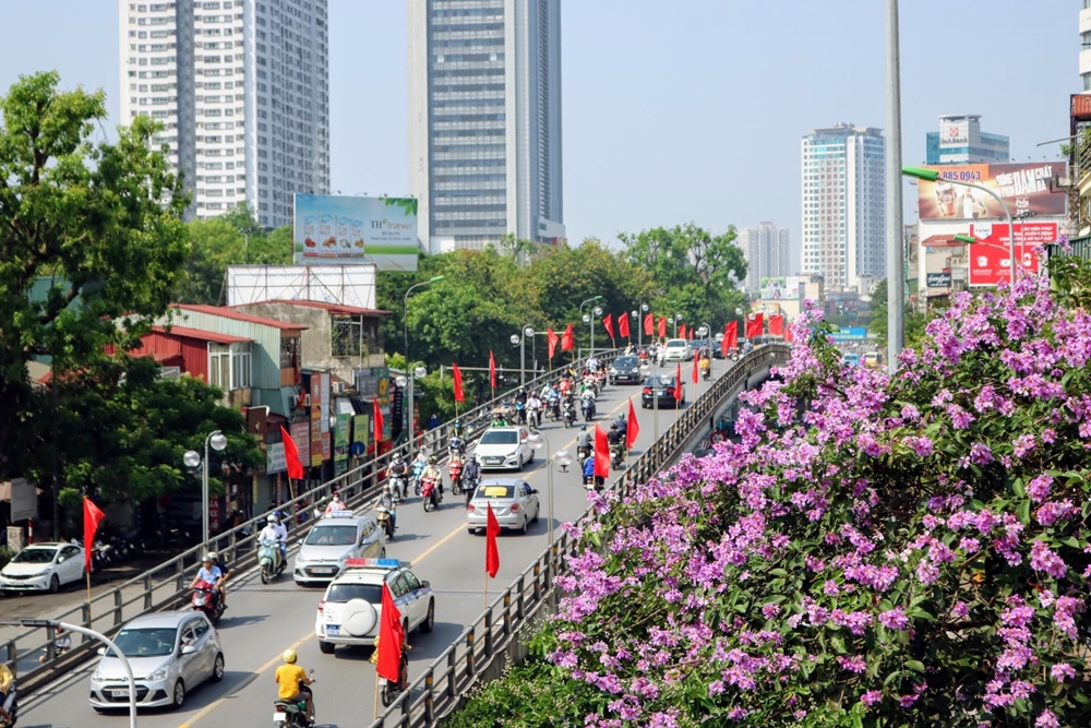 Đường phố Hà Nội rực rỡ cờ hoa chào mừng sinh nhật Bác.